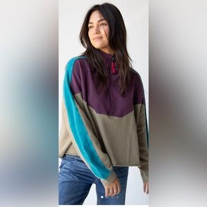 Cute color block pullover! A boxier fit that’s adorable. NWT.